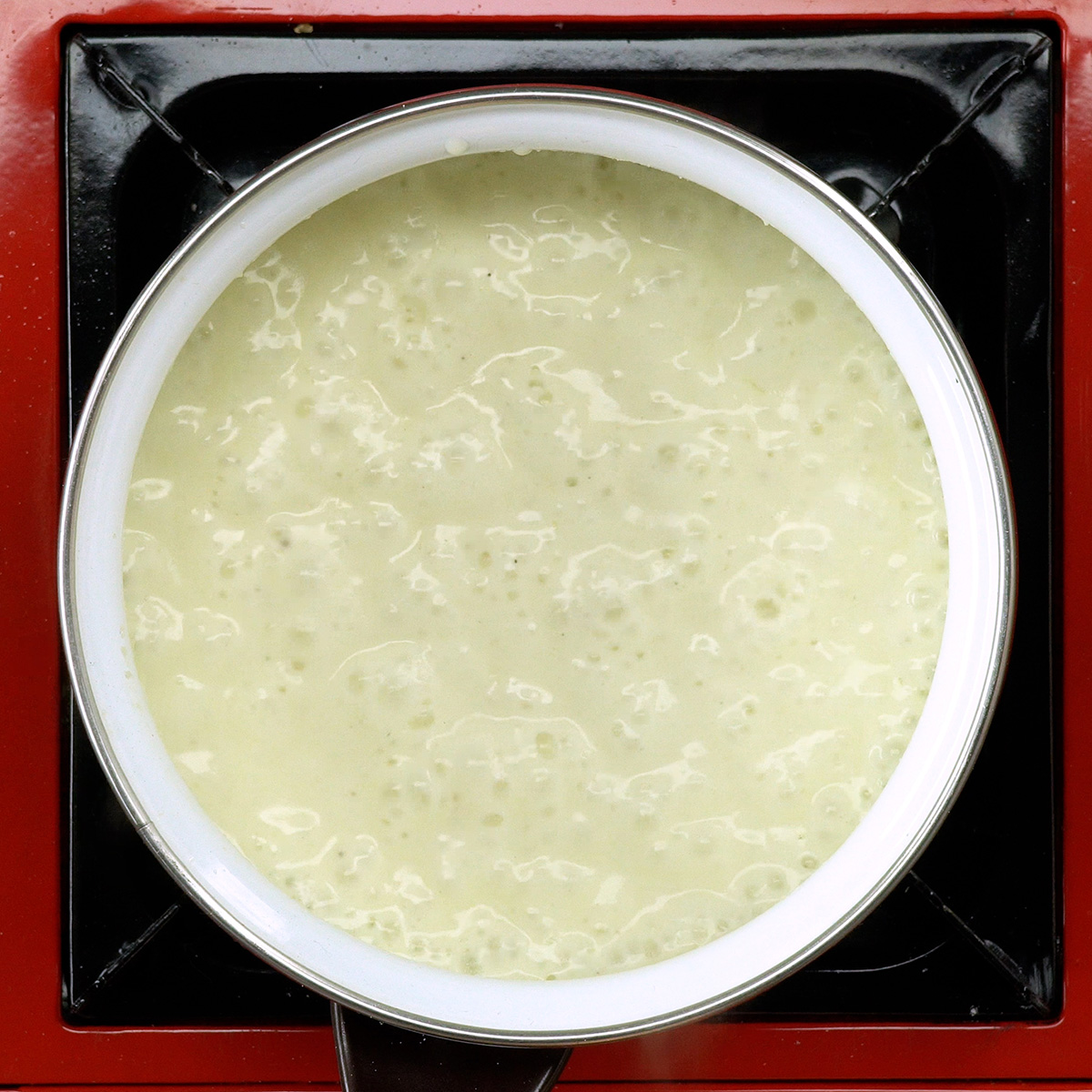Molho branco bechamel cremoso preparado para receita de forno.