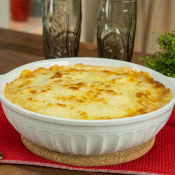 Batata no forno com carne moída tirado do forno para servir.