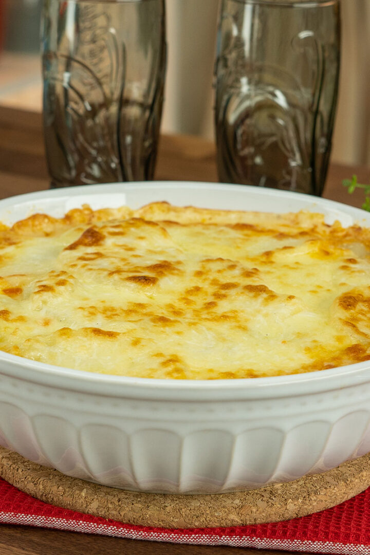 Batata no forno com carne moída tirado do forno para servir.