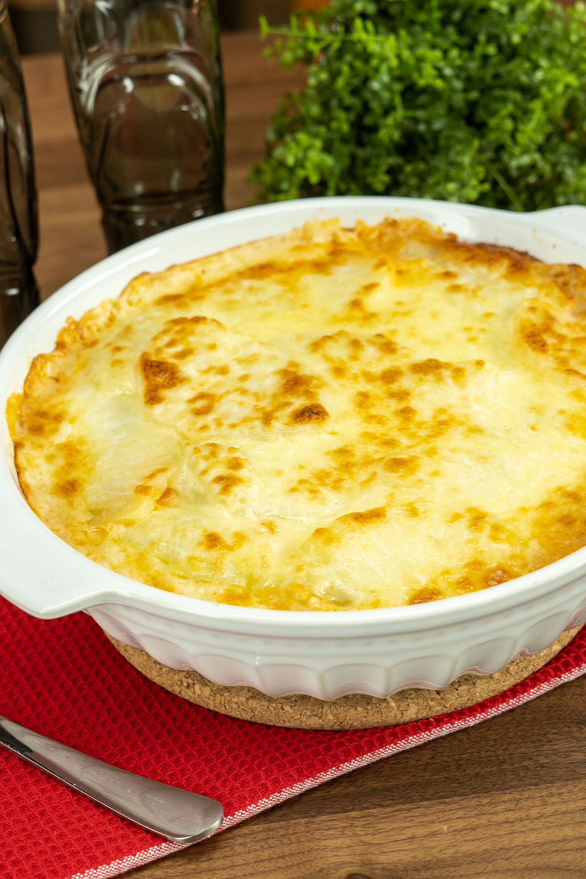 Batata no forno com carne moída tirado do forno para servir.