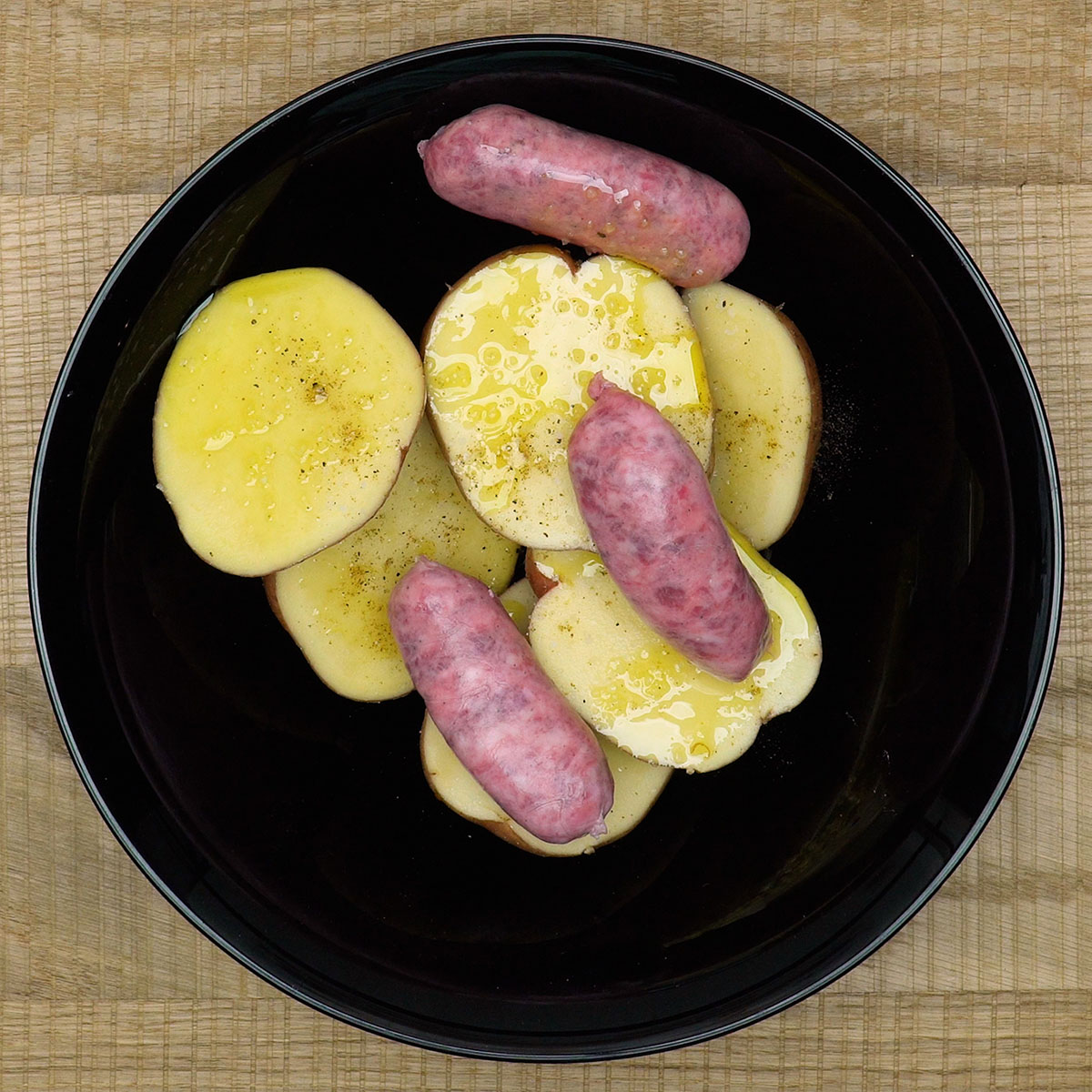 Batatas cortadas temperadas com linguiça toscana.