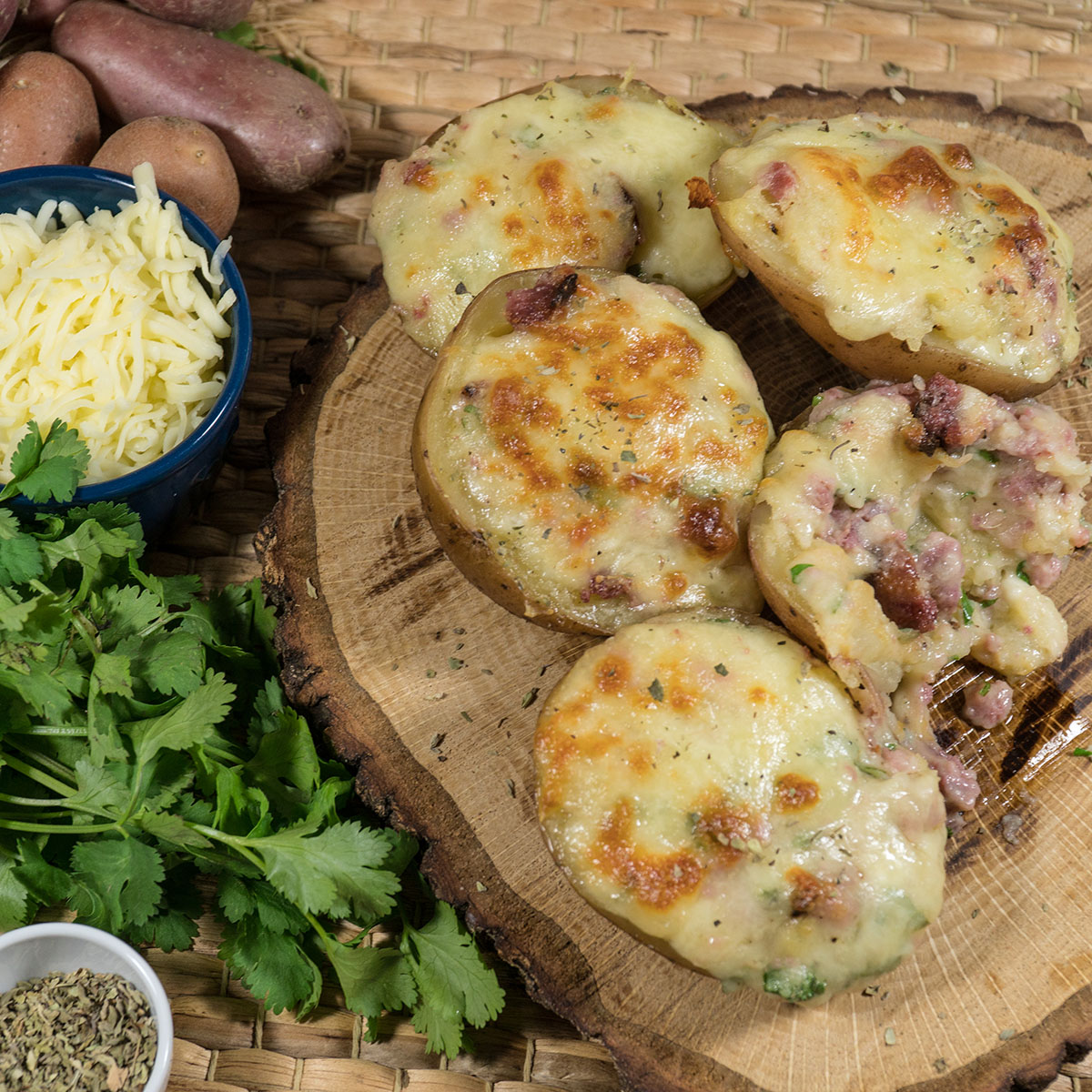 Batatas recheadas com linguiça toscana gratinadas e prontas para servir.