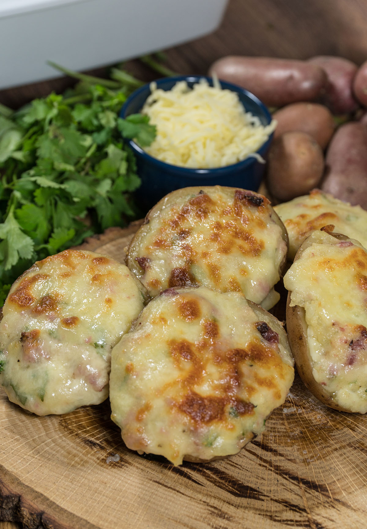 Batatas recheadas com linguiça toscana gratinadas e prontas para servir.