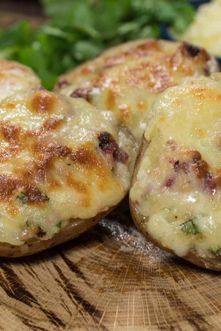 Batatas recheadas com linguiça toscana gratinadas e prontas para servir.