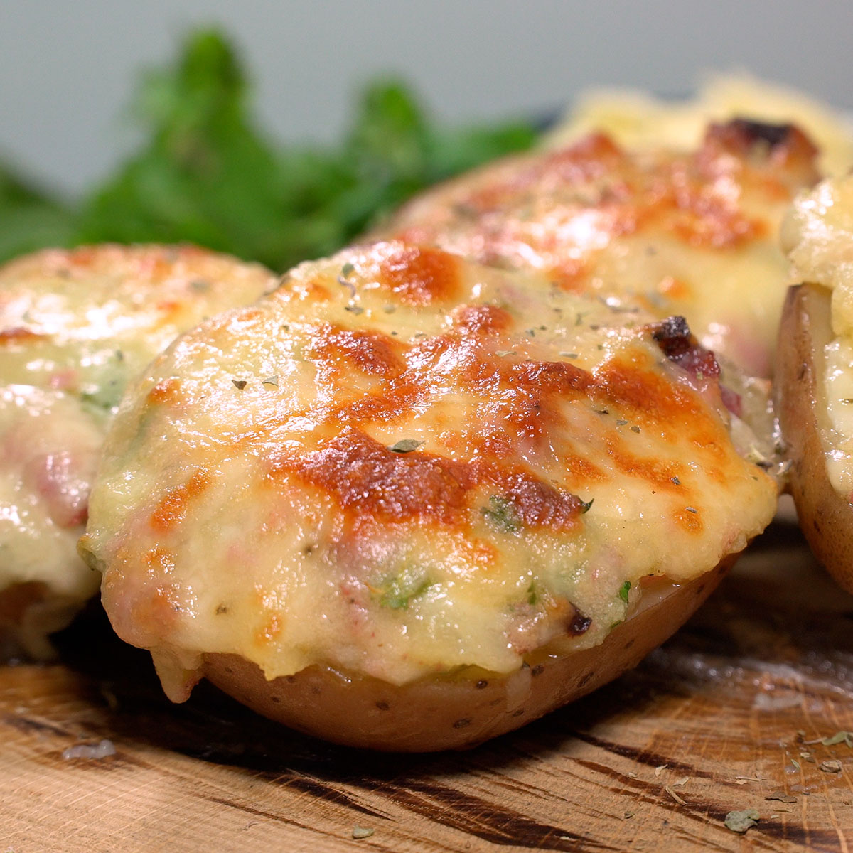 Batatas recheadas com linguiça toscana gratinadas e prontas para servir.