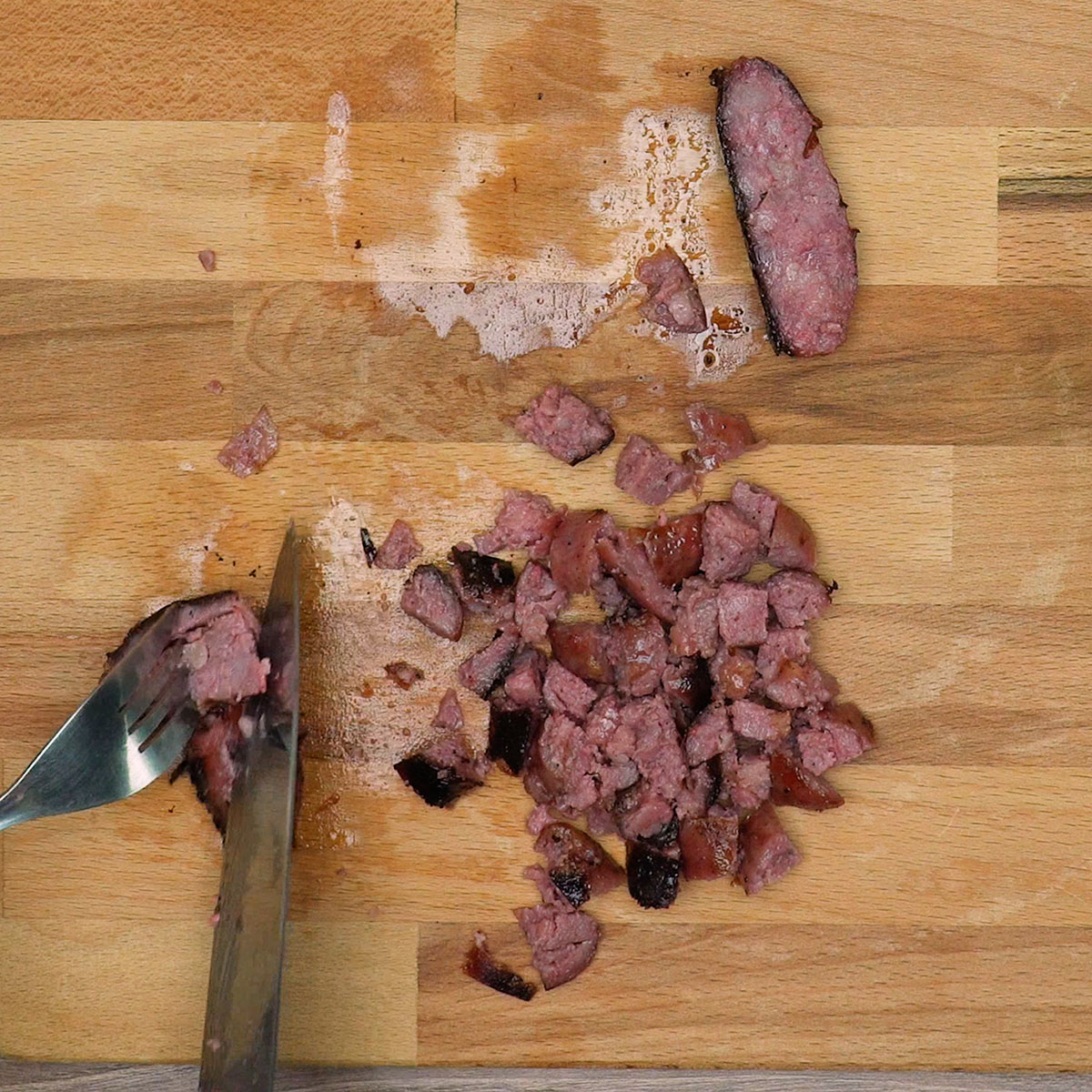 Linguiça toscana assada cortada em pedaços pequenos para o recheio.
