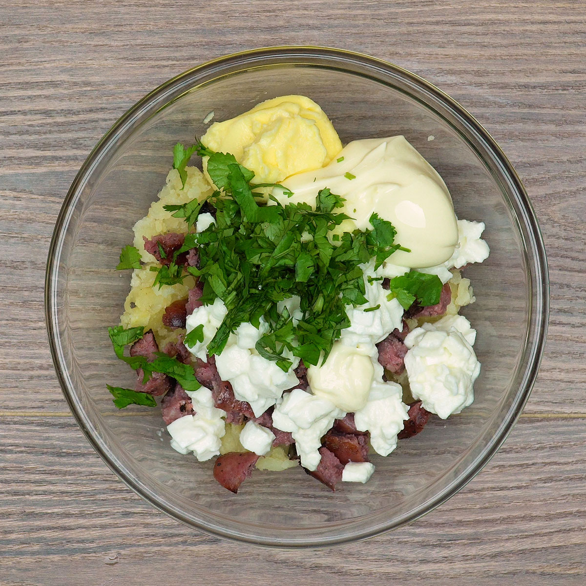 Recheio cremoso de batata com linguiça toscana, queijo e requeijão.
