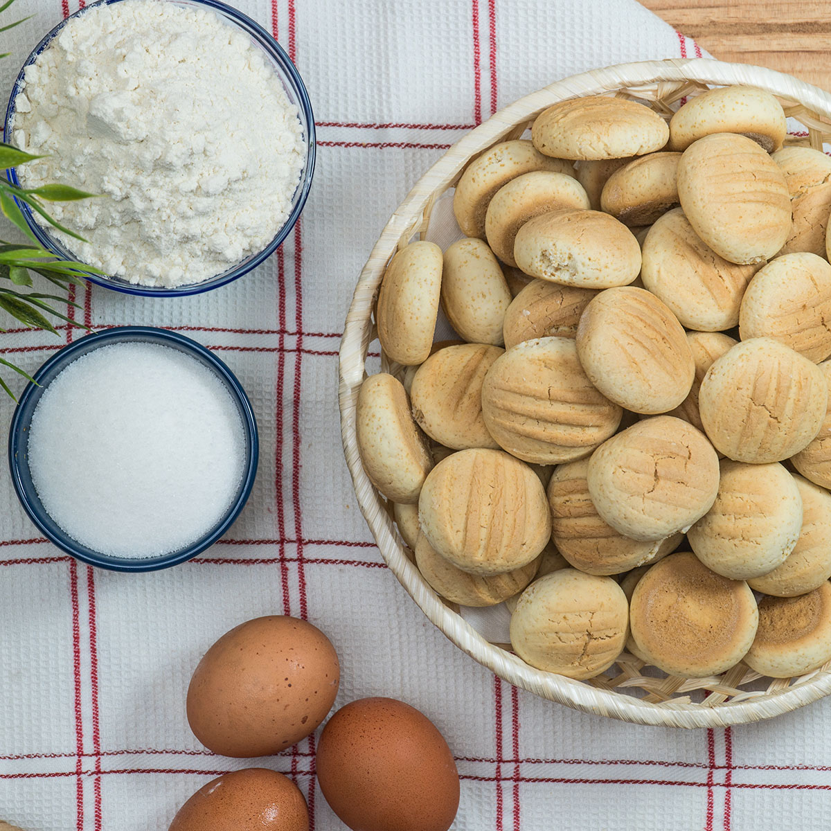 Biscoitos de nata prontos servidos em um cesto.