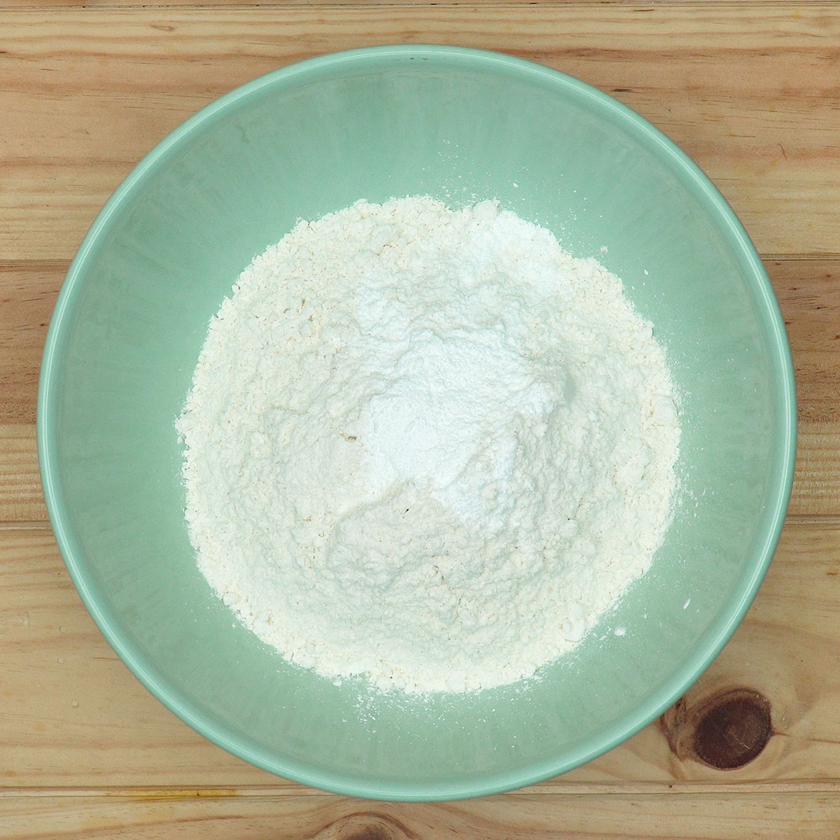 Ingredientes secos misturados para preparar biscoitos de nata.