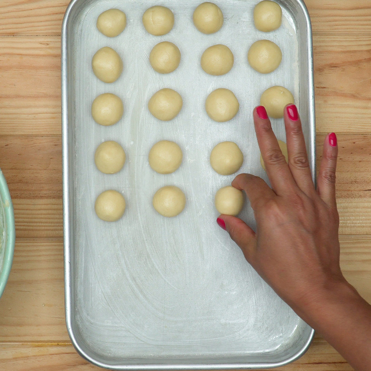 Bolinhas de massa de biscoitos de nata organizadas na assadeira.