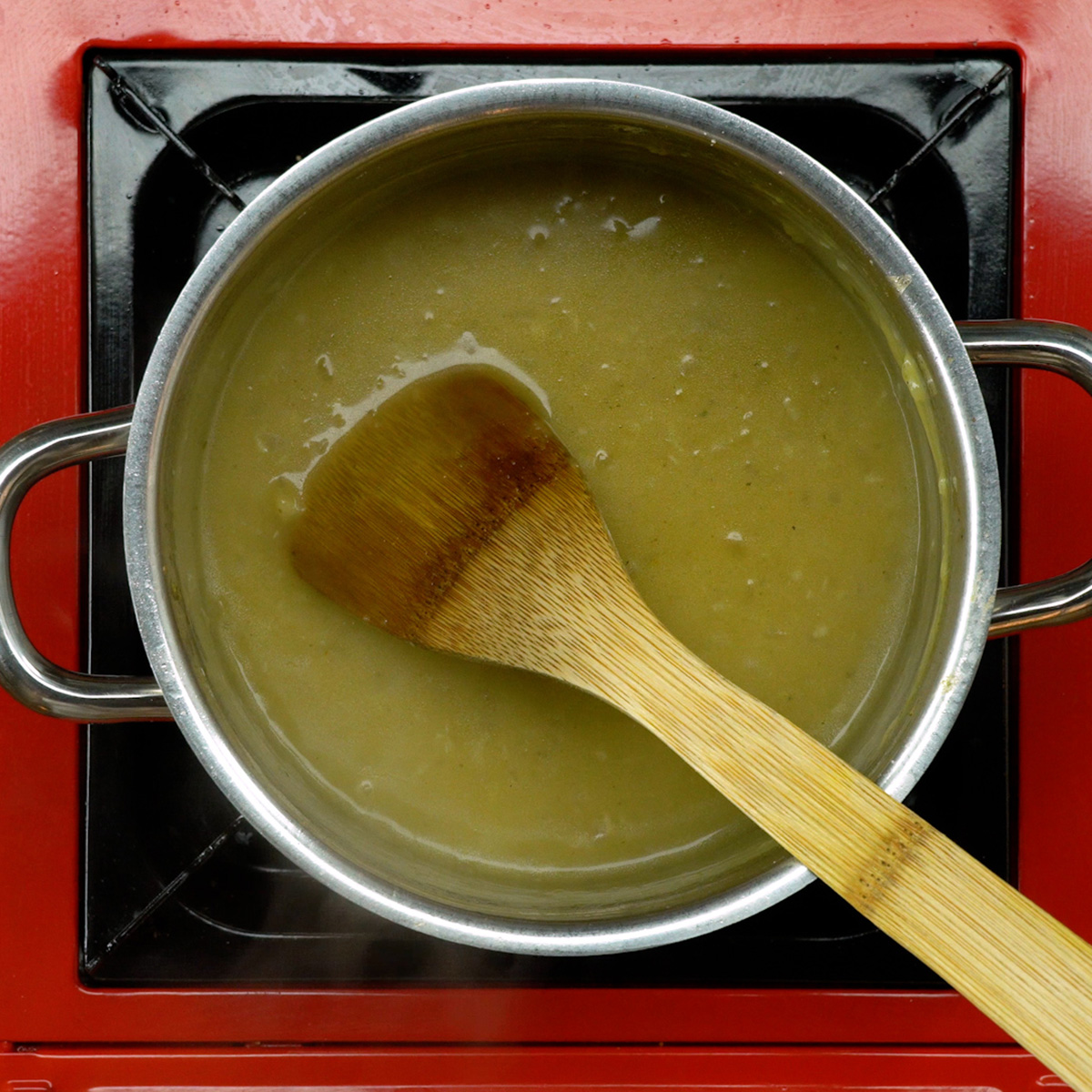 Molho de mostarda cozinhando até atingir textura cremosa.