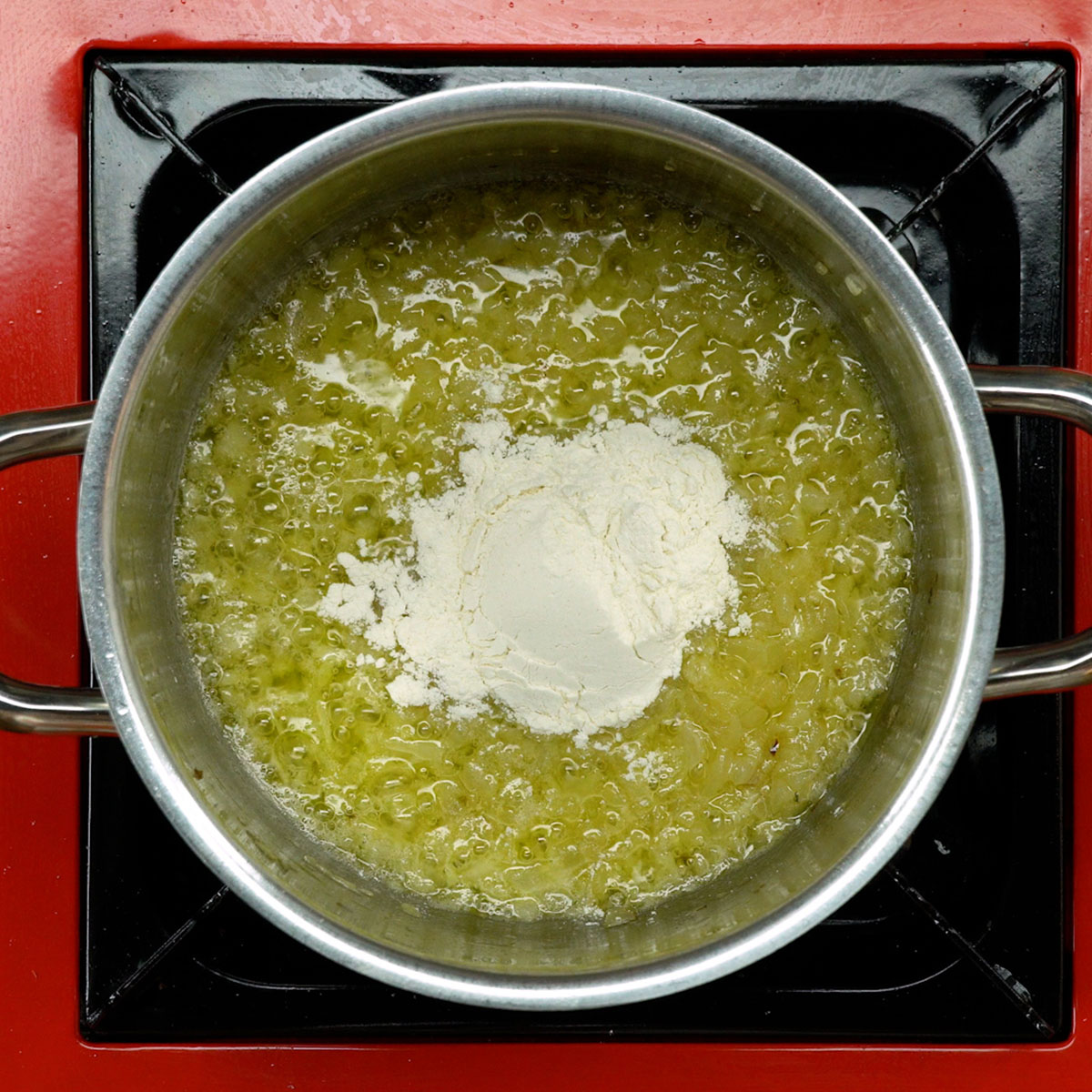 Mistura de manteiga e farinha formando a base do molho de mostarda.