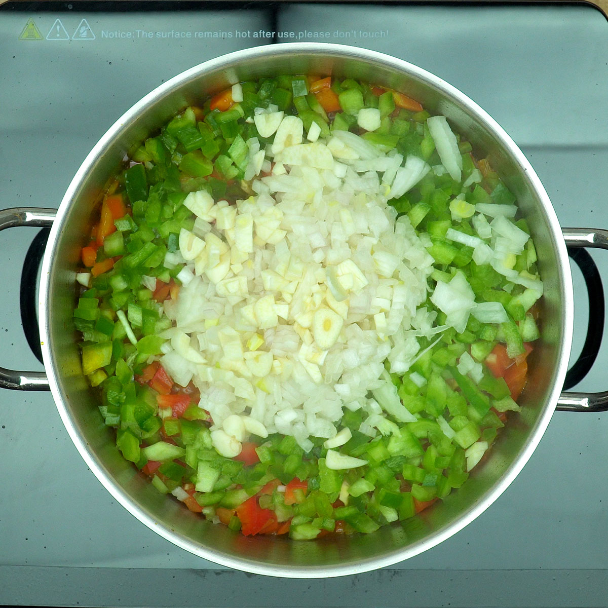 Refogado de tomate, cebola, alho e pimentão no azeite de dendê.