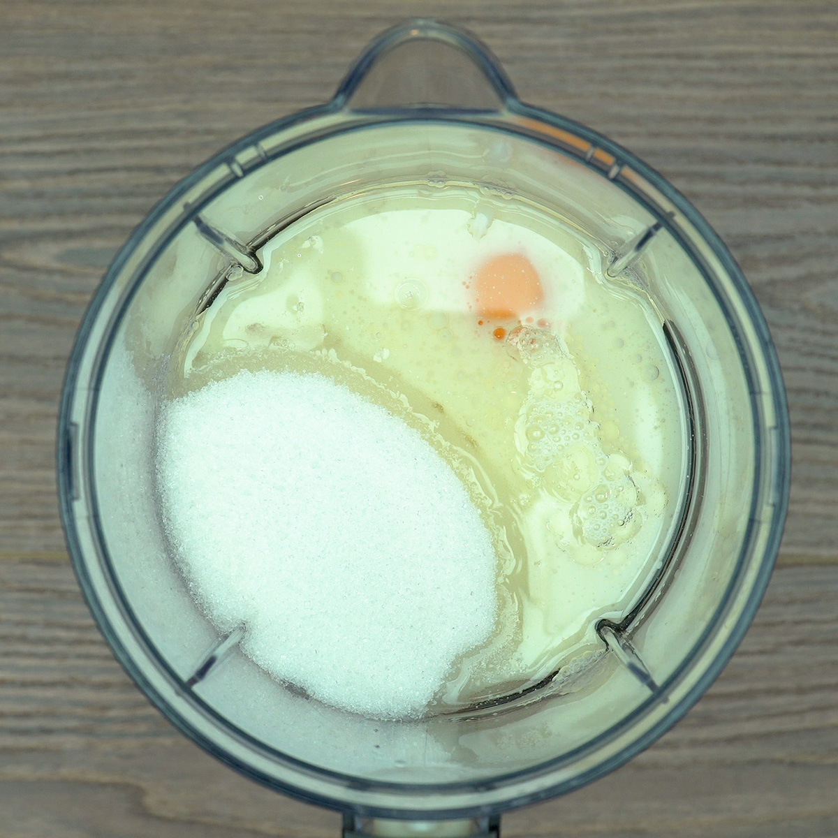 Ingredientes líquidos sendo batidos no liquidificador para o bolo de fubá com goiabada.