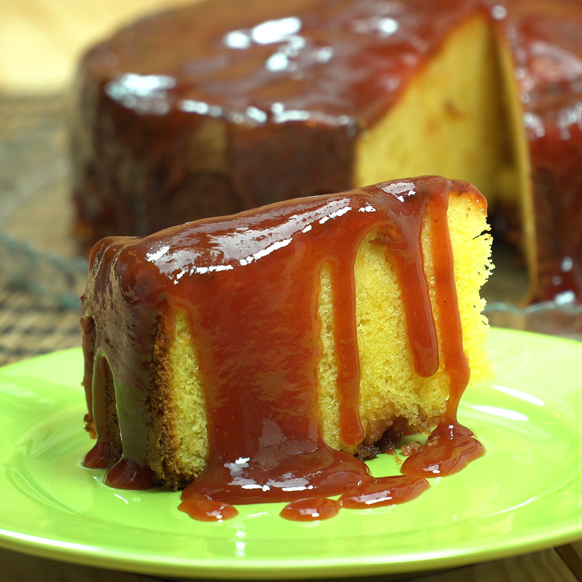 Bolo de fubá com goiabada coberto com calda cremosa e pronto para servir.