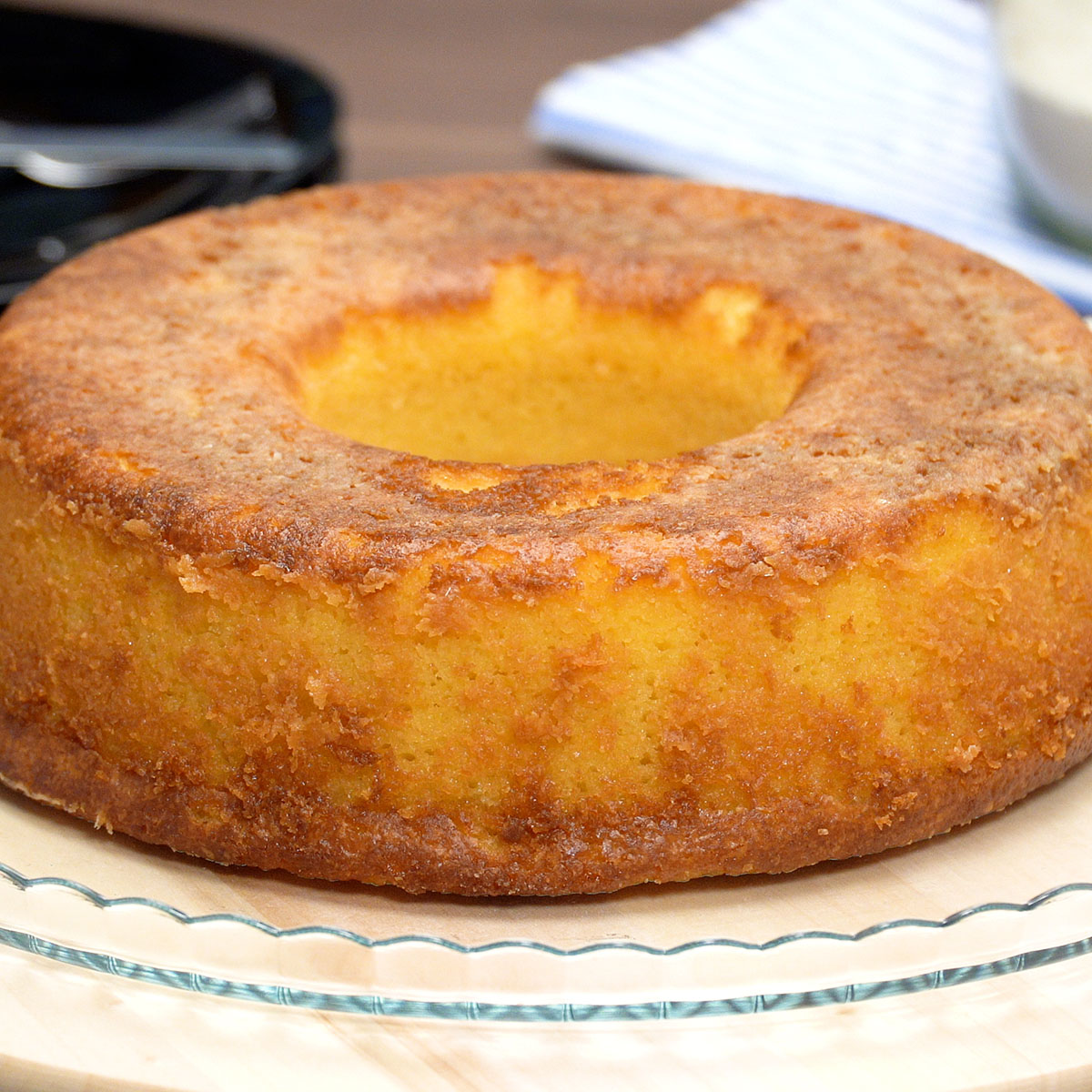 Bolo de fubá cremoso desenformado com textura cremosa e superfície dourada.