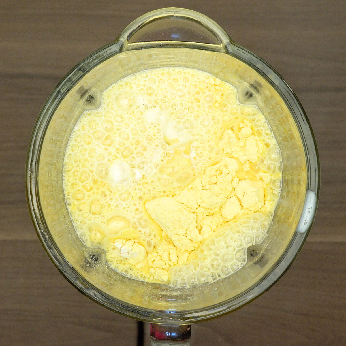 Ingredientes do bolo de fubá cremoso adicionados ao liquidificador antes do preparo.