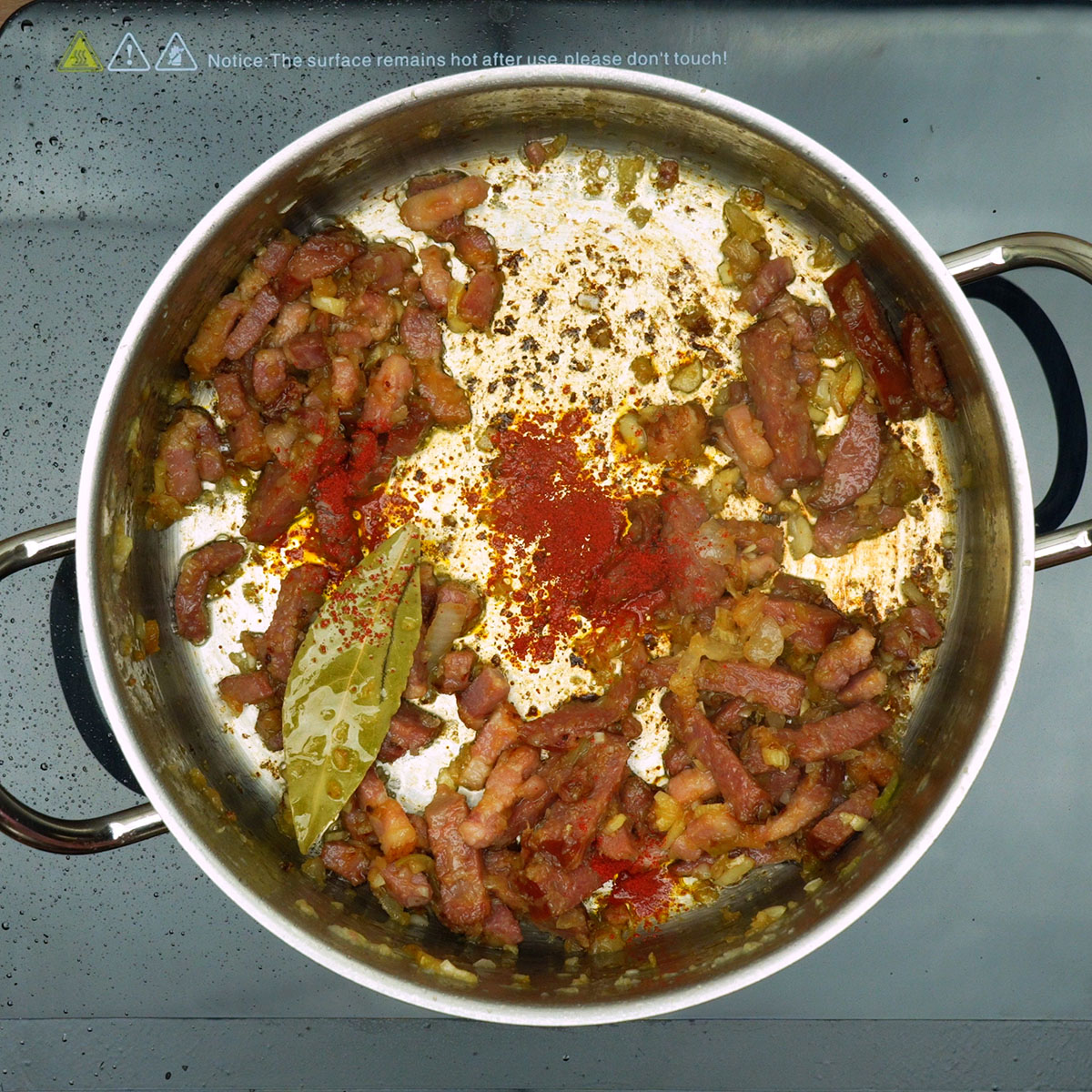 Colorau sendo incorporado ao refogado de bacon e calabresa.