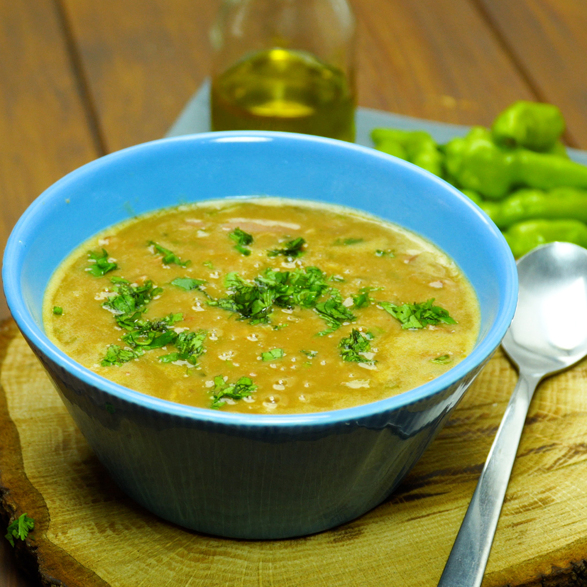Caldo de feijão finalizado com coentro fresco picado.