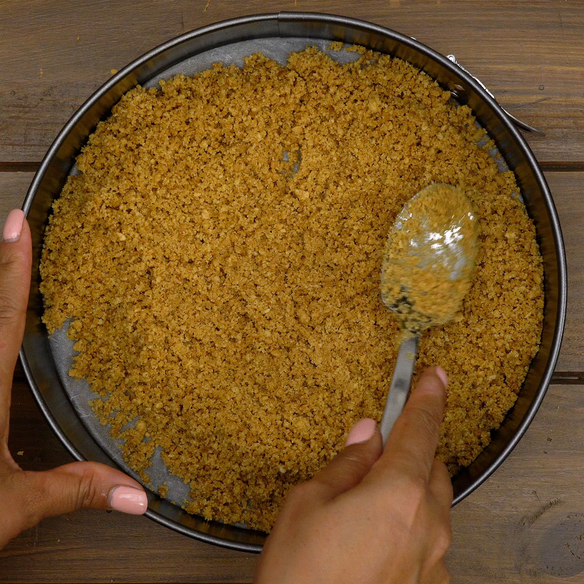 Base de biscoito pressionada em forma de fundo removível.