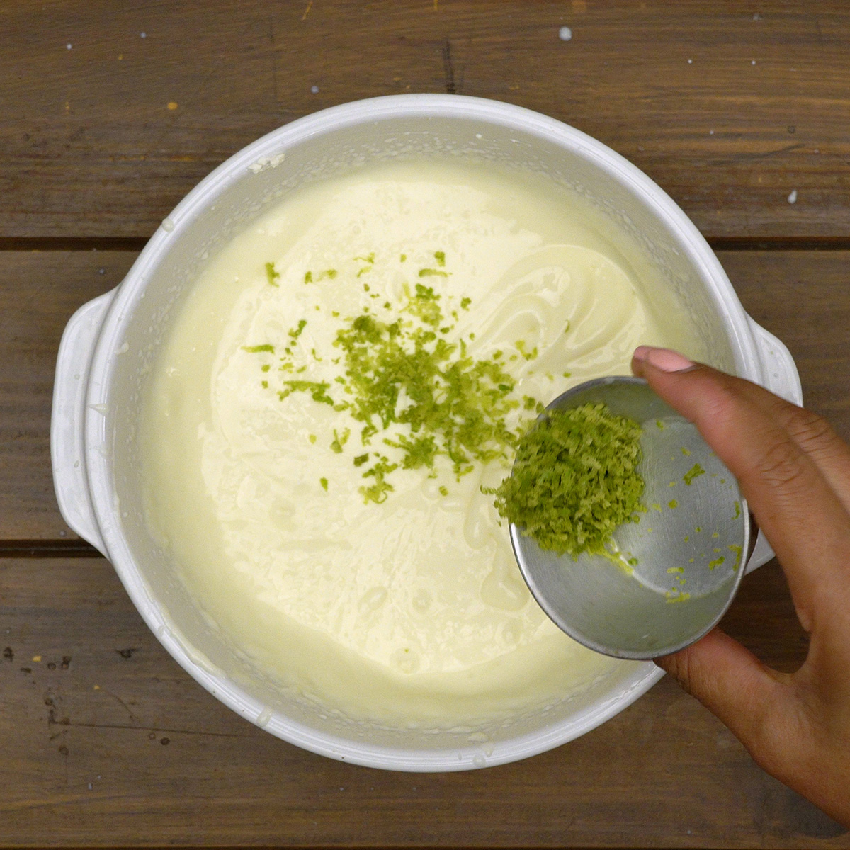 Creme de cheesecake de limão sendo misturado em uma tigela.
