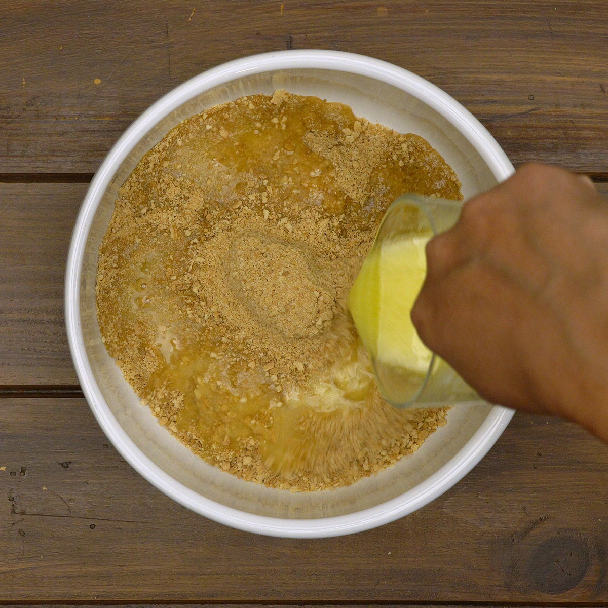Farofa de biscoito misturada com manteiga derretida.