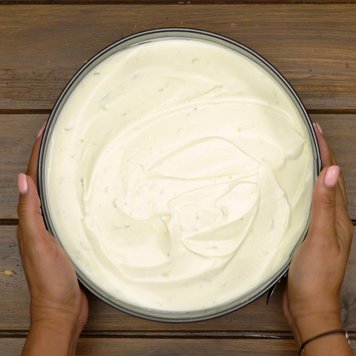 Recheio de cheesecake de limão sendo espalhado na forma.
