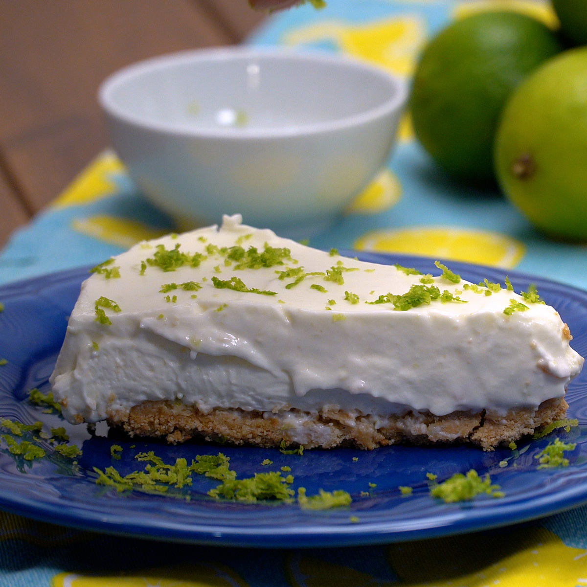 Cheesecake de limão sem forno decorado com raspas de limão.