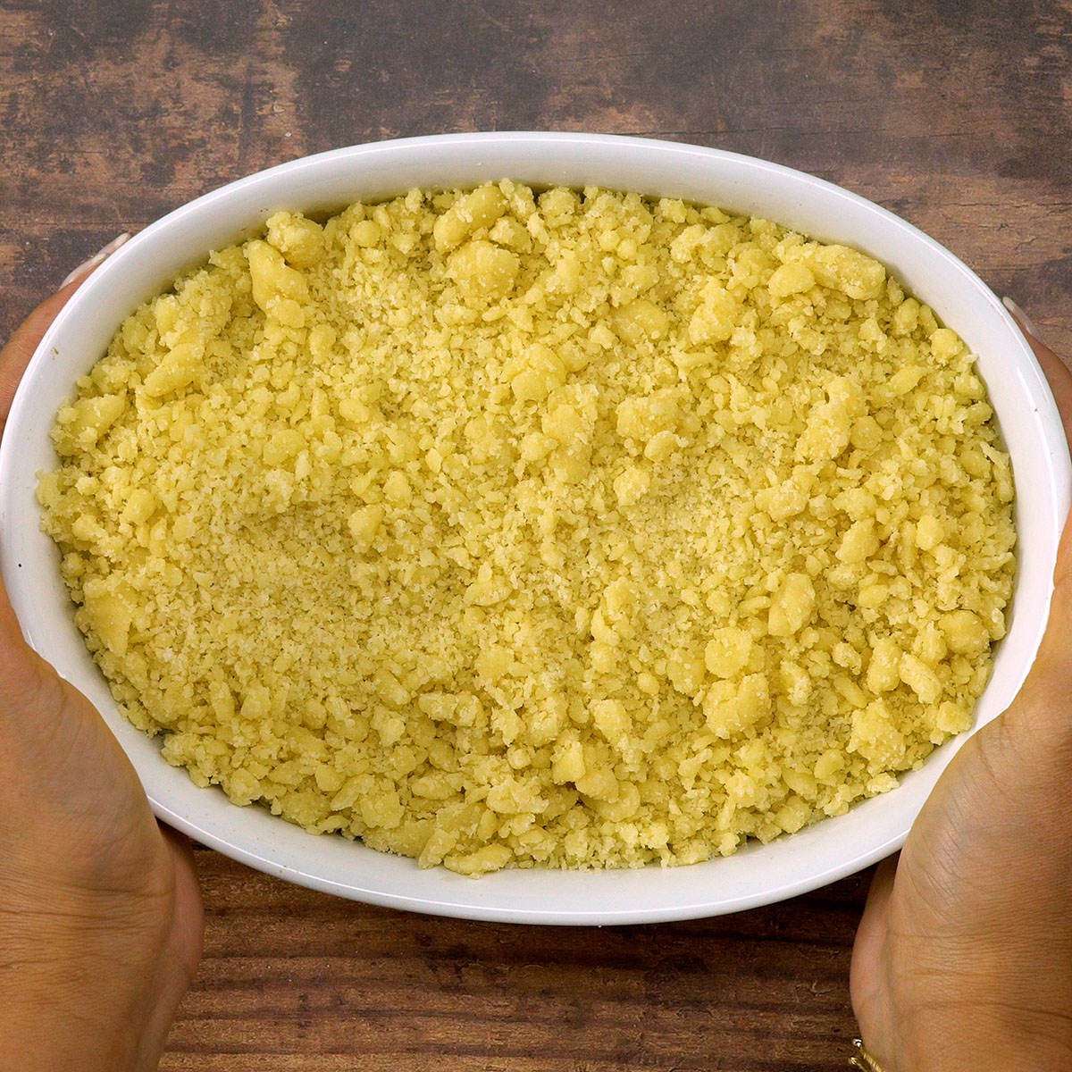 Crumble de maçã assando até formar cobertura dourada e crocante.