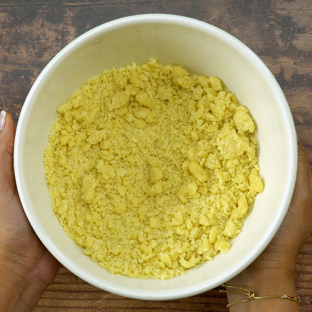 Farofa amanteigada preparada para cobertura de crumble de maçã.