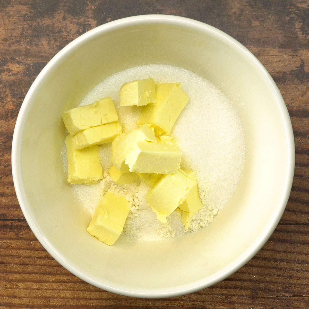 Ingredientes da cobertura de crumble de maçã reunidos em uma tigela.