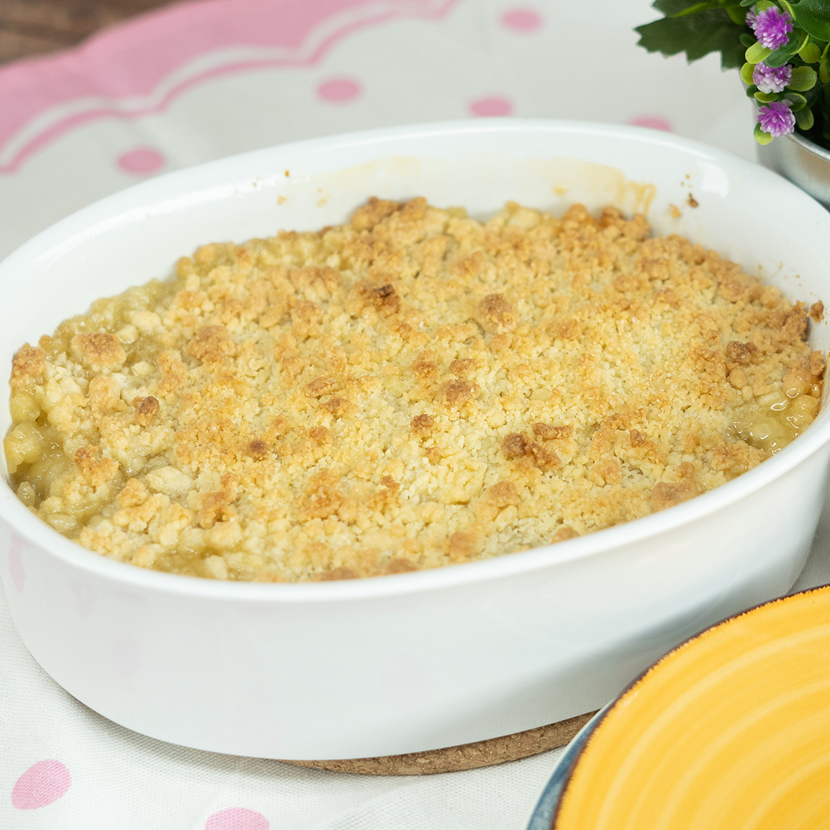 Crumble de maçã assado pronto para ser servido.