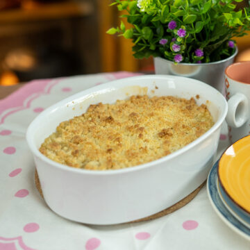 Crumble de maçã assado pronto para ser servido.