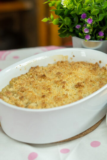 Crumble de maçã assado pronto para ser servido.