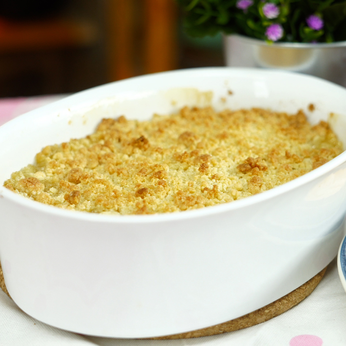 Crumble de maçã recém-assado servido diretamente do refratário.