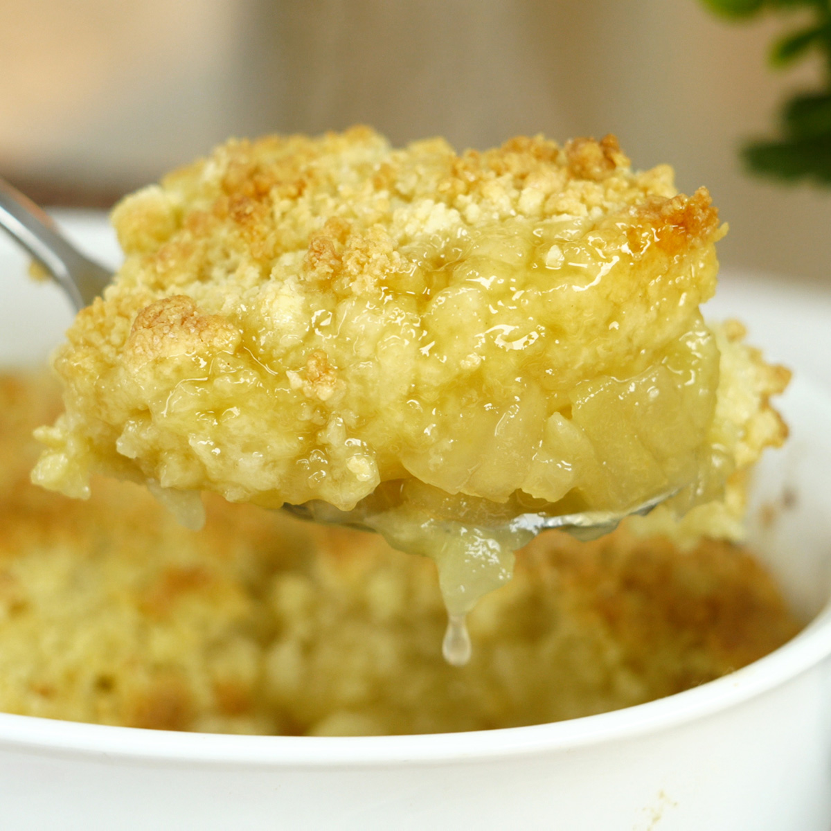 Crumble de maçã pronto sendo servido.