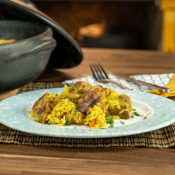 Empratamento arroz de porco com banana frita prontos.