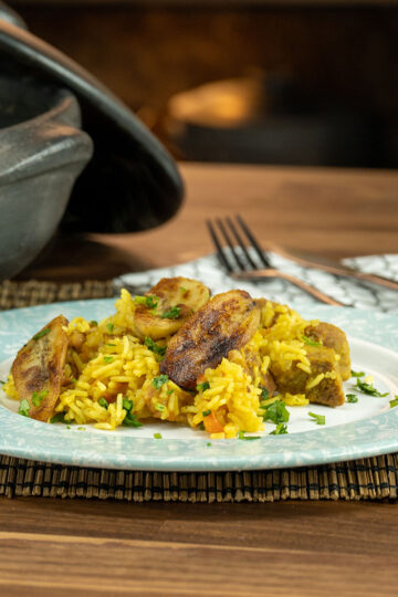 Empratamento arroz de porco com banana frita prontos.