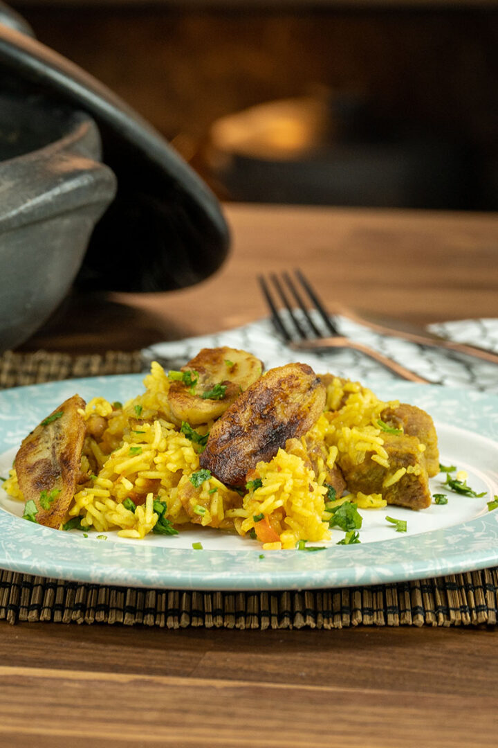 Empratamento arroz de porco com banana frita prontos.