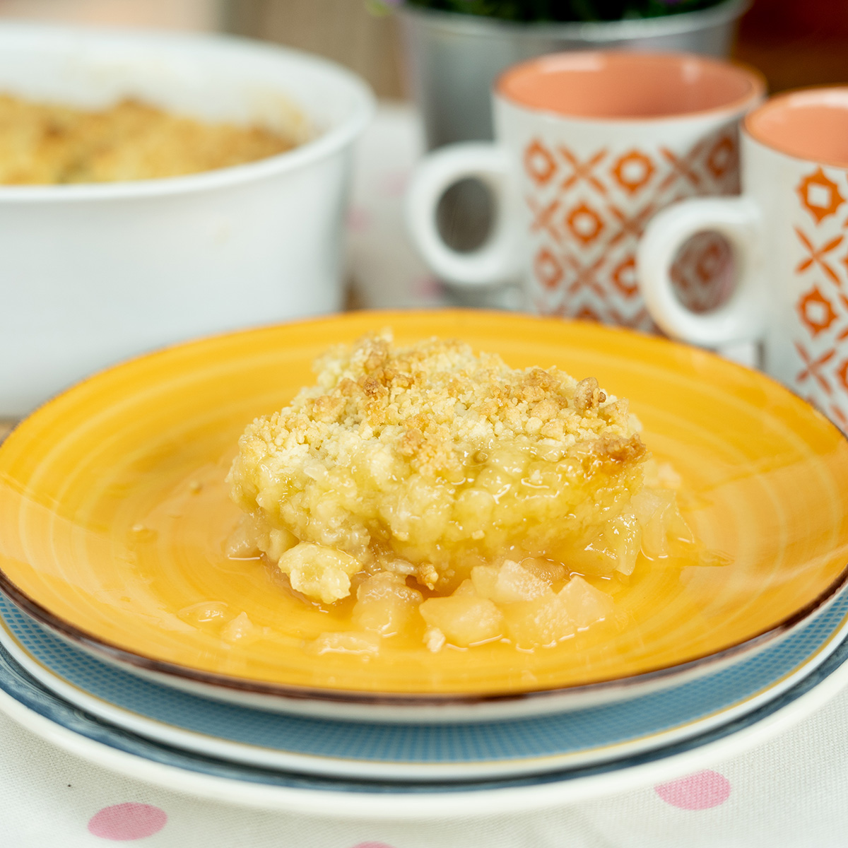 Empratamento fatia crumble de maça servida.