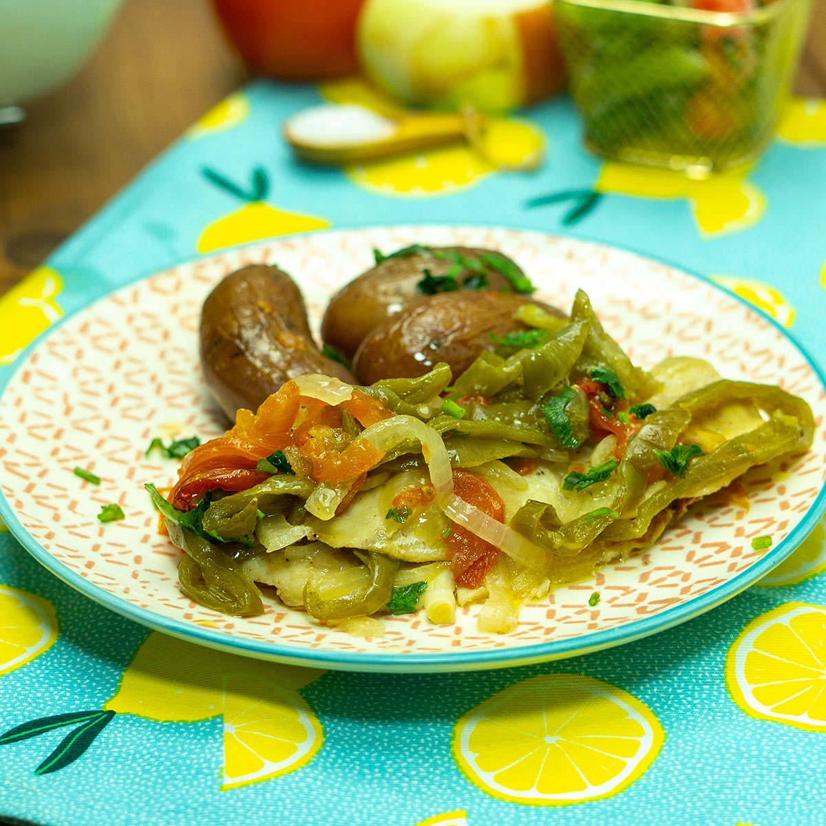 Empratamento filetes de peixe no forno com batatas e legumes assados.