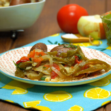 Empratamento filetes de peixe no forno com batatas e legumes assados.