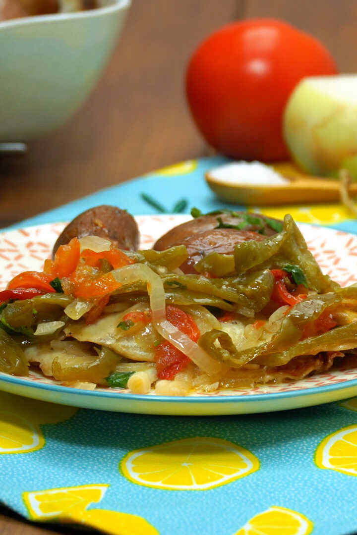 Empratamento filetes de peixe no forno com batatas e legumes assados.