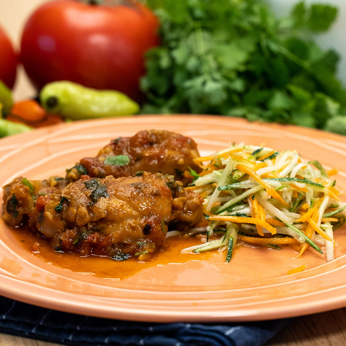 Empratamento frango com açúcar caramelizada com salada de acompanhamento.