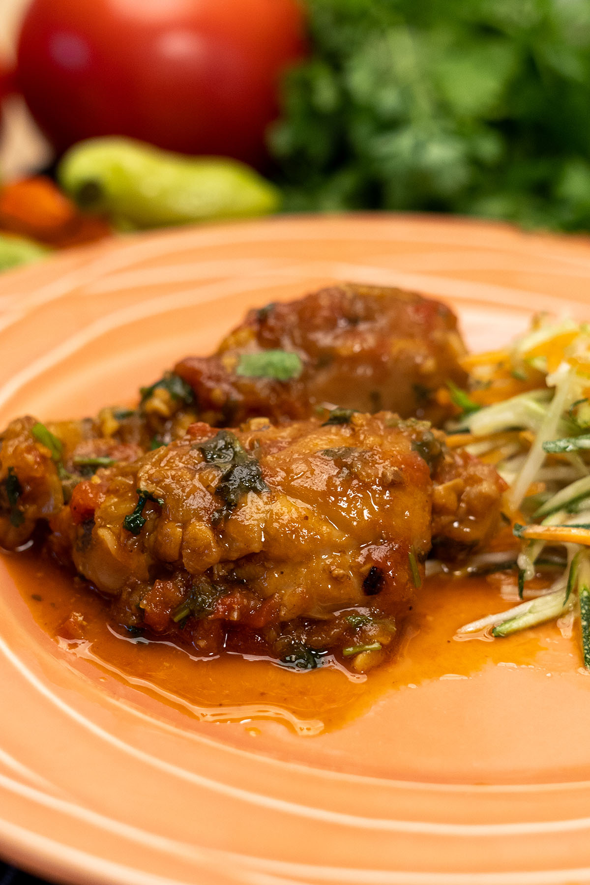 Empratamento frango com açúcar caramelizada com salada de acompanhamento.