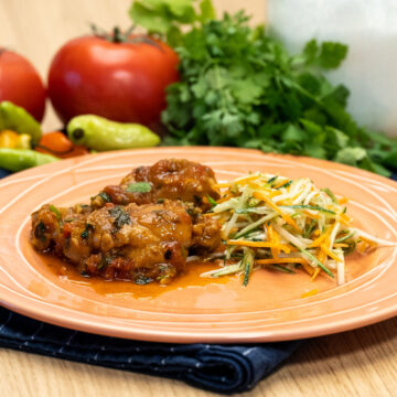 Empratamento frango com açúcar caramelizada com salada de acompanhamento.