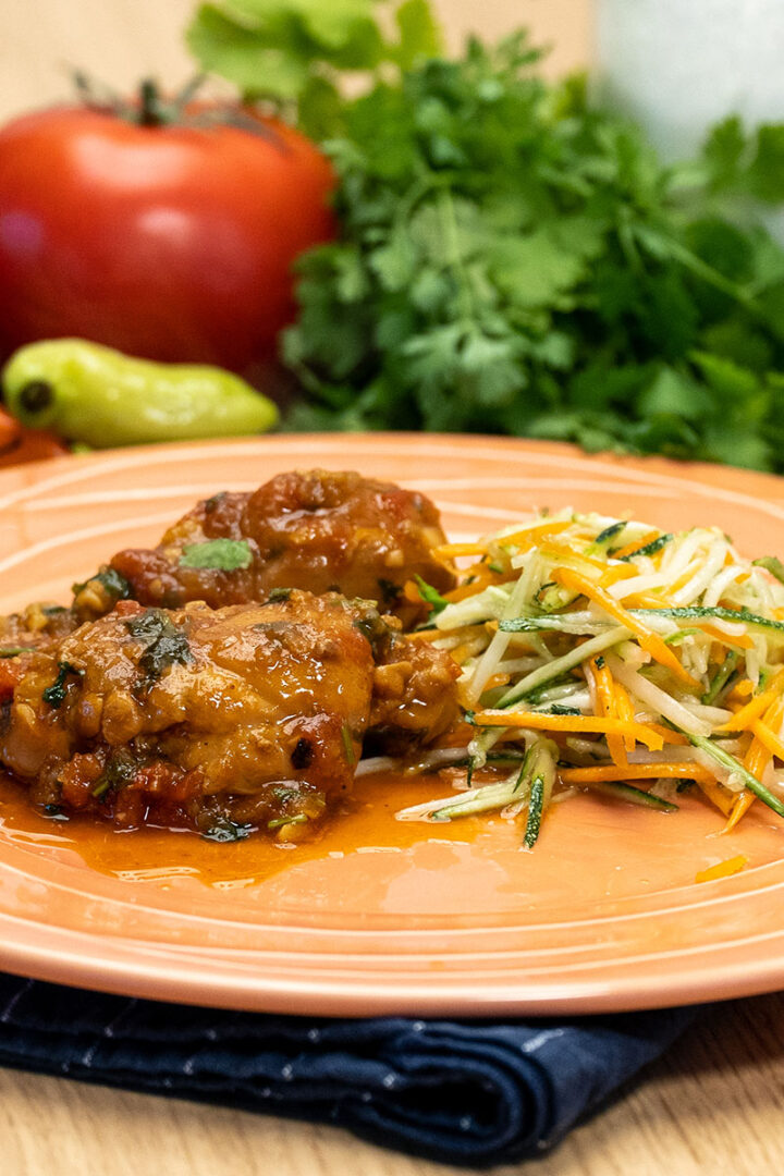 Empratamento frango com açúcar caramelizada com salada de acompanhamento.