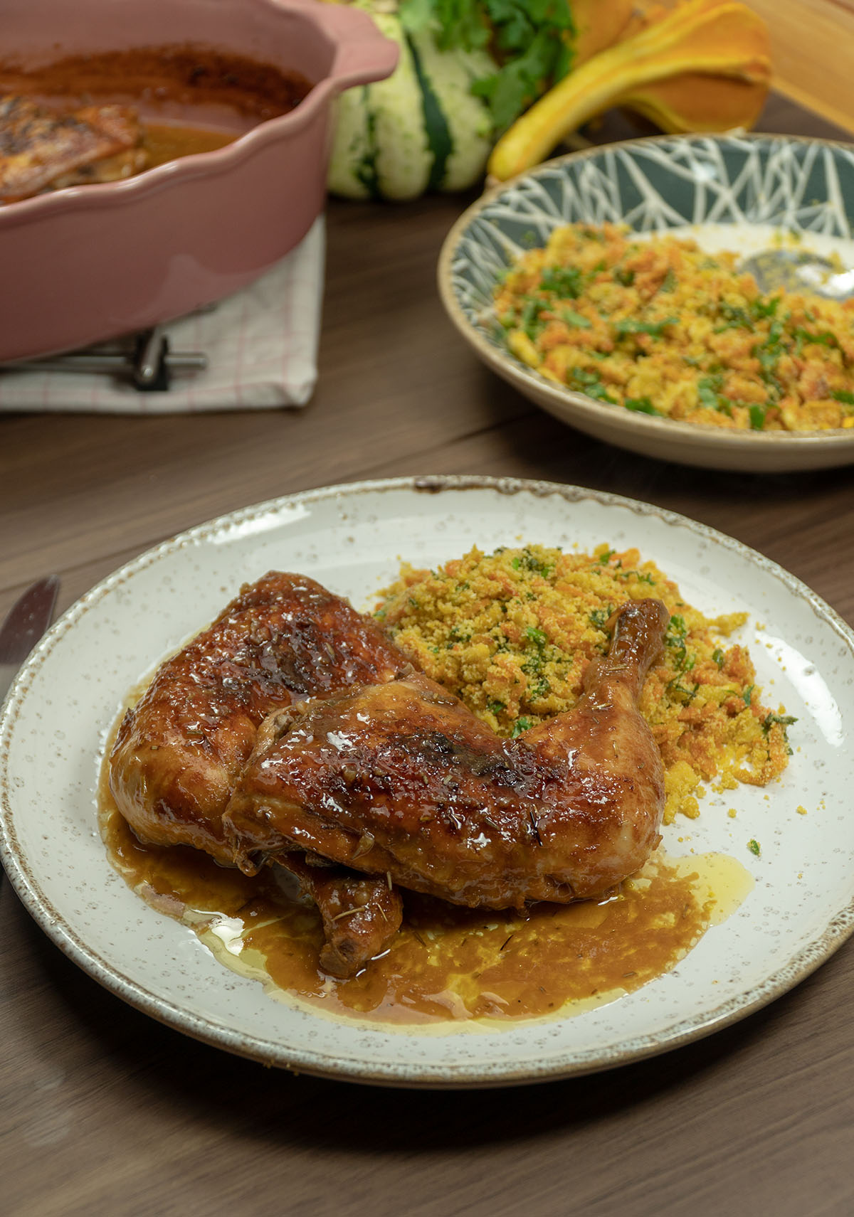 Empratamento frango com cerveja assado na travessa pronto com farofa de acompanhamento.
