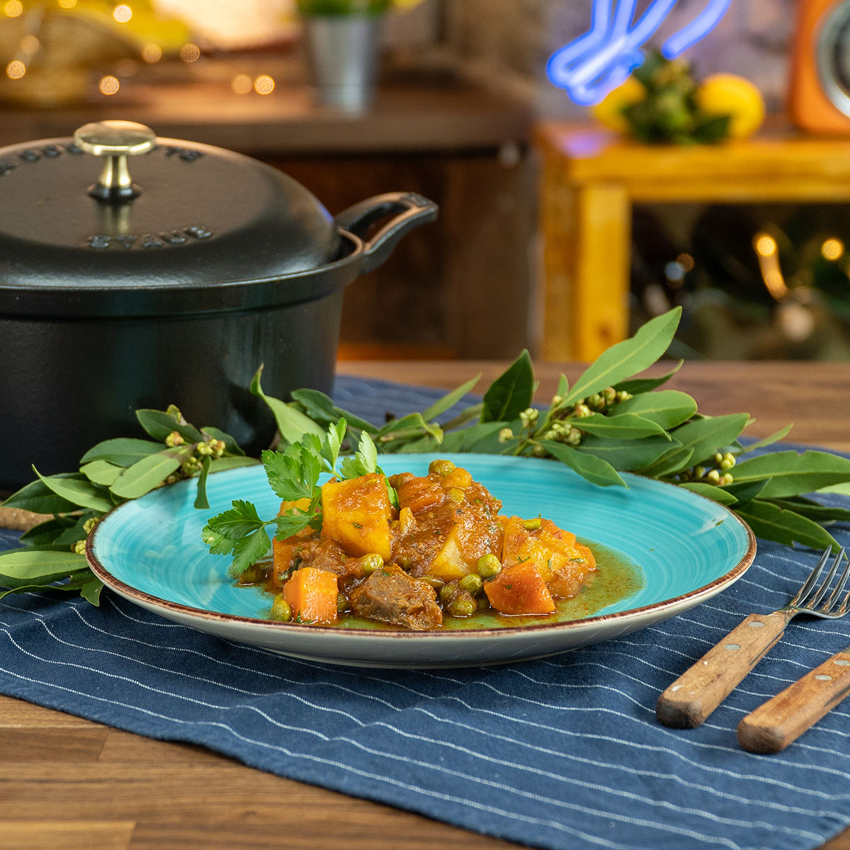 Empratamento jardineira de carne pronta com salsa de decoração.