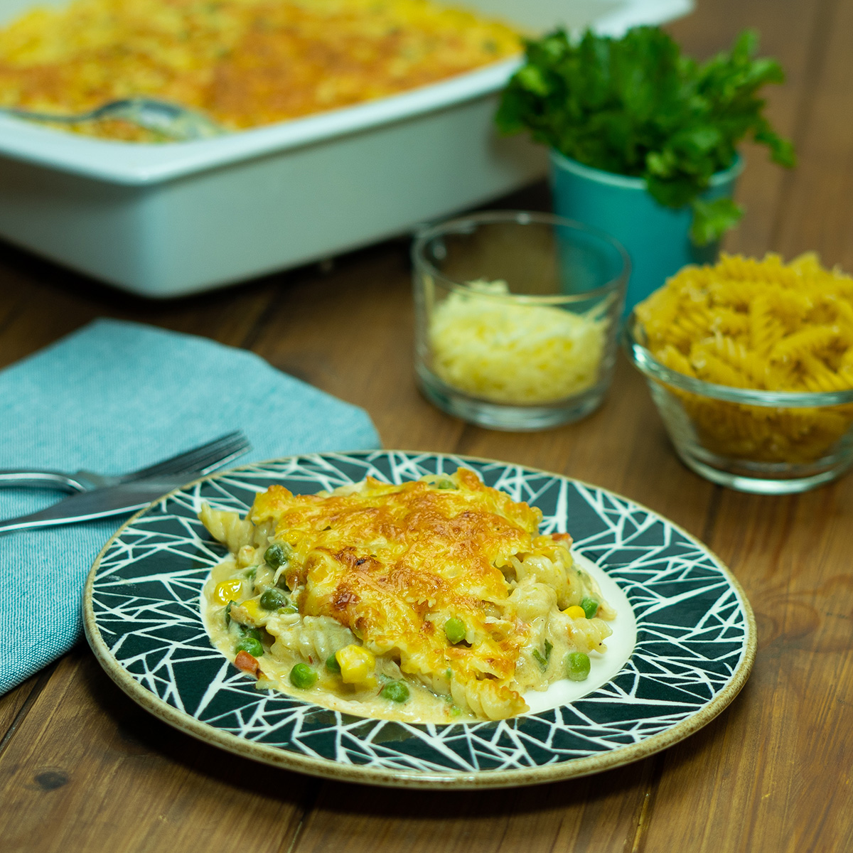 Empratamento macarrão gratinado com frango servido.